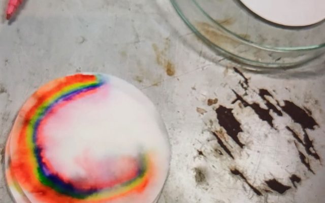 Farben laufen auf einem Filterpapier durcheinander.