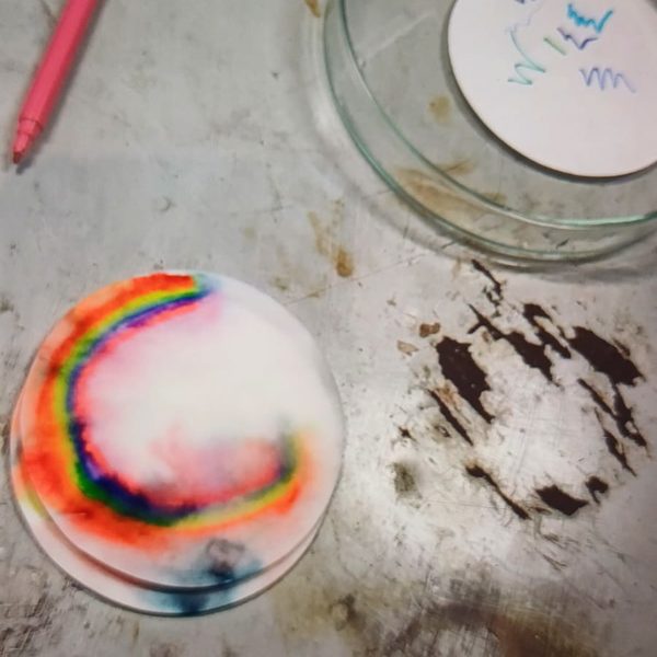 Farben laufen auf einem Filterpapier durcheinander.