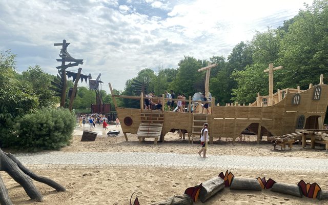 Auf diesem Bild ist das Piratenschiff auf dem Spielplatz des Maximilianparks zu sehen.