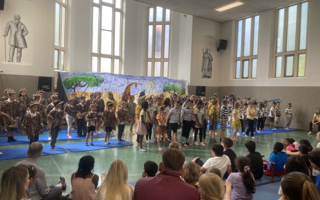 Die Kinder - verkleidet als Tiere der Savanne.