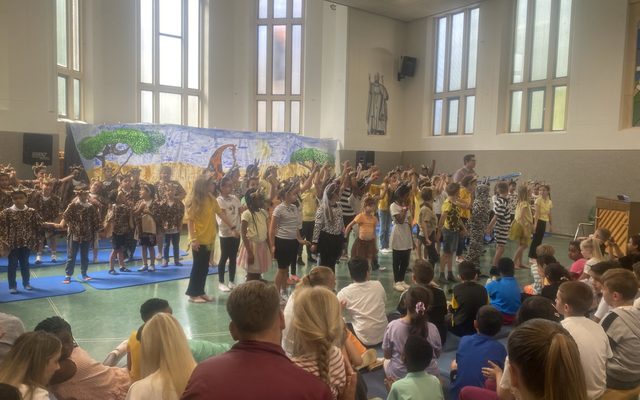 Die Kinder gemeinsam mit ihrem Chorleiter Sertaç Istihkâmyapan.