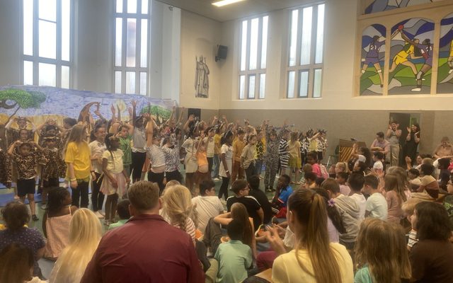 Die Kinder des Chores heben die Hände zur Verbeugung.