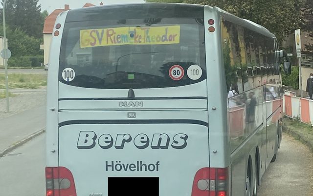 Auf diesem Bild ist der Bus mit einem Plakat des Grundschulverbunds zu sehen.