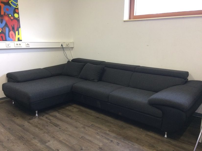 Sofa im Medienraum