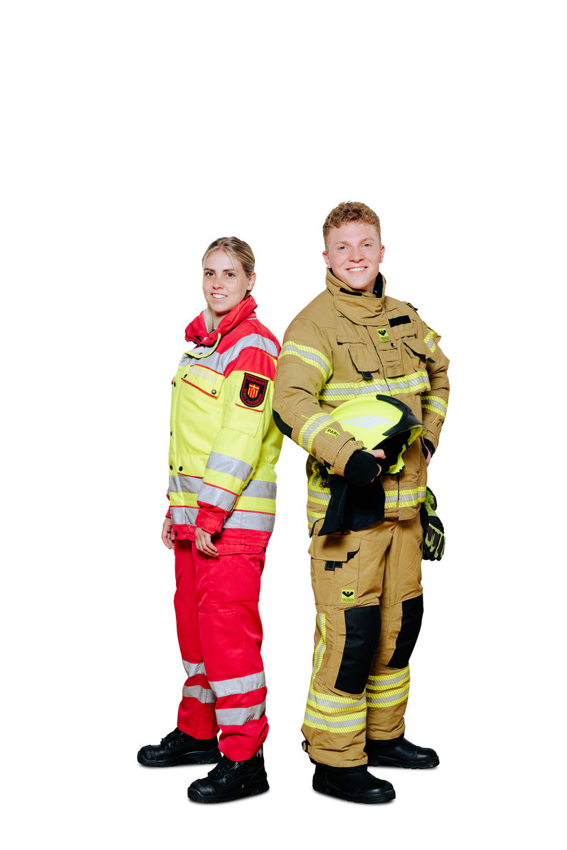 Rettungssanitäterin und Feuerwehrmann