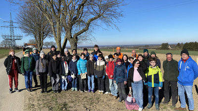 Mehr als 100 Meter Hecke haben Schüler*innen des Gymnasiums Theodorianum gemeinsam mit ihren Lehrkräften, dem Klima- und Naturschutzteam des Amtes für Umweltschutz und Grünflächen der Stadt Paderborn, dem NABU und Greenpeace in der Nähe von Benhausen gepflanzt.