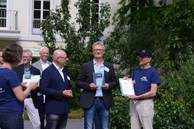 Stellvertretender Amtsleiter Michael Kriesten nimmt Auszeichnung entgegen