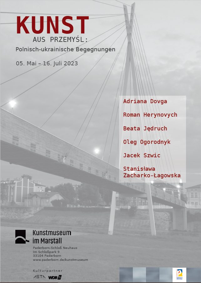 Plakat der Ausstellung: Eine graue Fotografie mit einer Hängebrücke im Hintergrund. In Rot und Dunkelgrau werden der Titel und die beteiligten Künstler und Künstlerinnen aufgeführt.