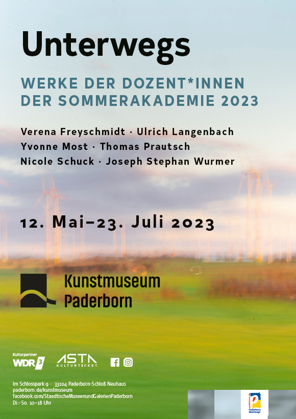 Plakat der Ausstellung. Im Hintergrund ist eine Landschaftsmalerei mit grünen Wiesen und weit entfernten Windrädern.