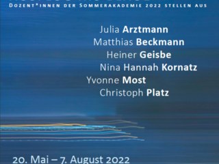 Plakat der Ausstellung mit den Eröffnungsdaten, Titel und den Namen der Künstlerinnen auf blauem Hintergrund.