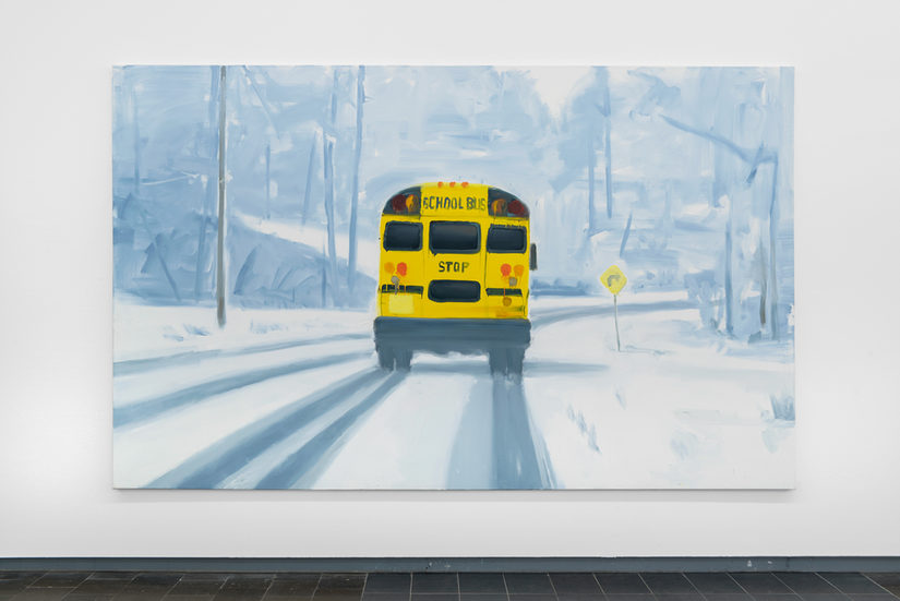 Malerei eines gelben amerikanischen Schulbusses, der durch eine Winterlandschaft fährt.