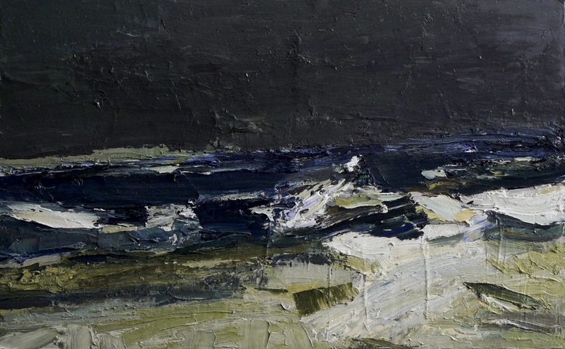 Abstrakte Malerei des Meers in dunklen Blau-und Grautönen, mit einzelnen hellen weißen und grünen Bereichen.