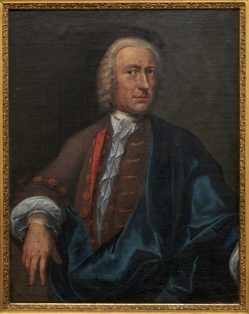 Porträt von Joseph Malberg in weißer Perrücke, braunem Gewand und vor dunklem Hintergrund.