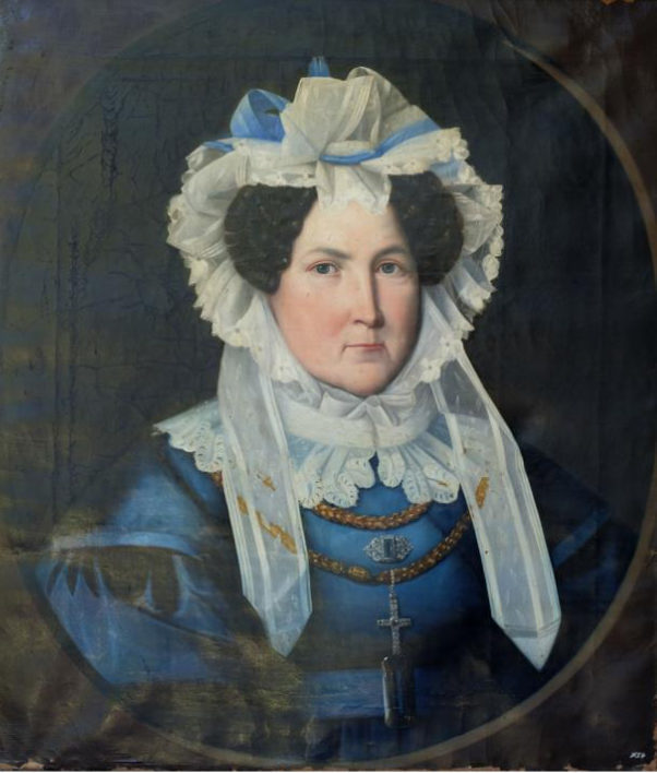 Porträt von Ferdinandine von Fürstenberg in blauem Kleid mit weißer Haube vor dunklem Hintergrund.