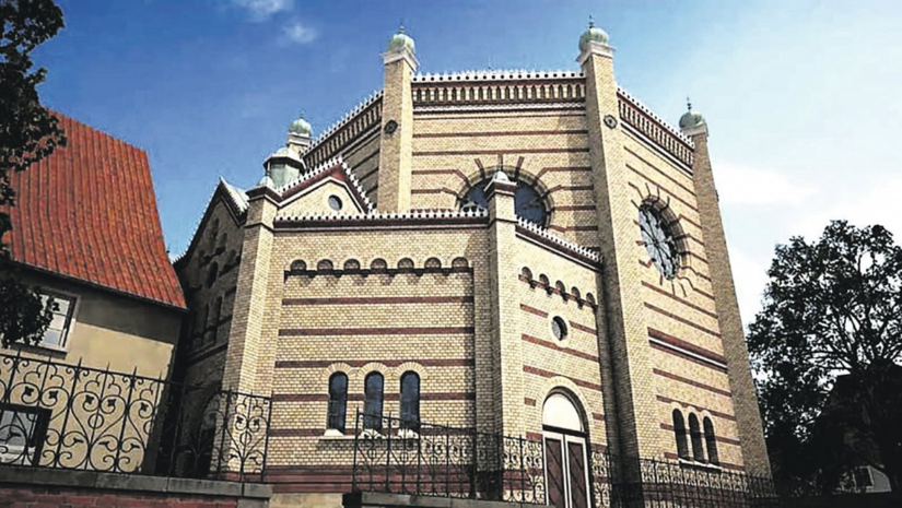 Ein achteckiges Haus. Es ist die von der TU Darmstadt rekonstruierte Paderborner Synagoge.