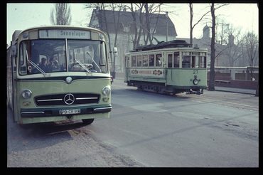 Bus und Straßenbahn begegnen sich in Schloß Neuhaus, 1963