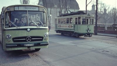 Bus und Straßenbahn begegnen sich in Schloß Neuhaus, 1963