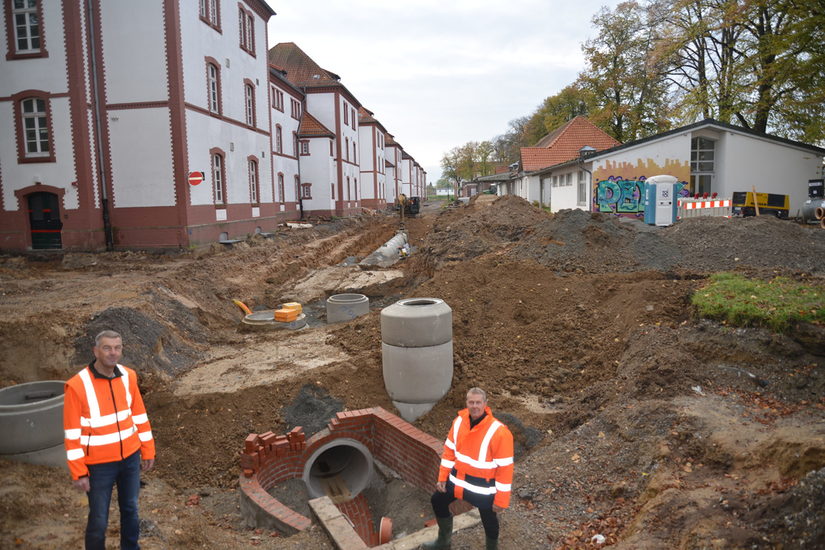 Zwei Mitarbeiter der Stadt Paderborn in einer Baugrube