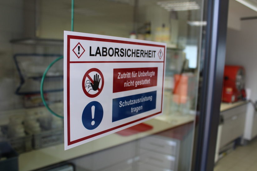 Kläranlage Paderborn - Labor: Eingangstür
