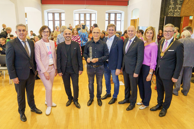 Kamen am Abend der Verleihung zusammen (v. r.): Bürgermeister Michael Dreier, Landrat Christoph Rüther, Oxana Schlidt (Koordinierungsstelle für Integration), Dr. Stefan Kühnhold (Vorsitzender „KlangKult e. V.“), Ragip Aydin (CEO „Raynet GmbH“), Beigeordnete Sandra Jürgenhake sowie Recep Alpan (Vorsitzender des Integrationsrats).