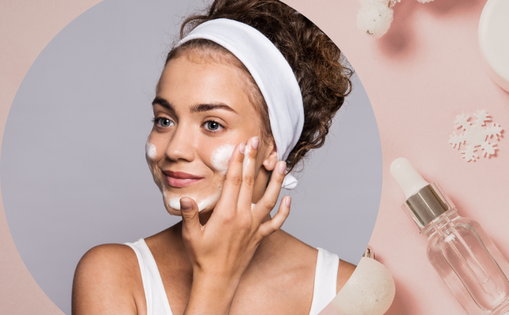 Frau betrachtet sich im Spiegel