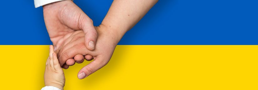 Hände vor Ukraine-Flagge