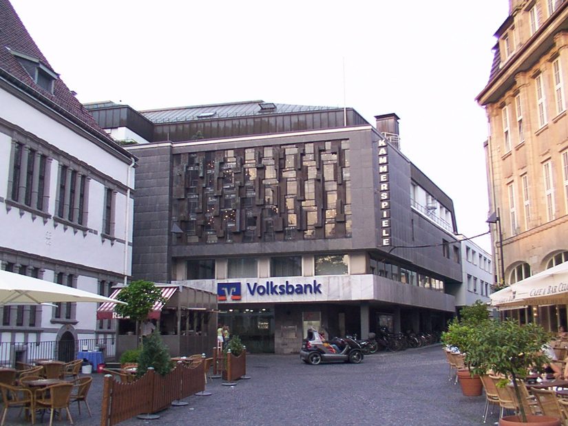Ansicht der alten Kammerspiele Paderborn und der Volksbank