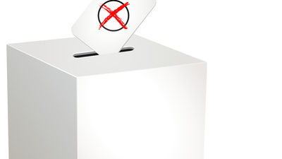 Wahlurne mit einfallendem Stimmzettel