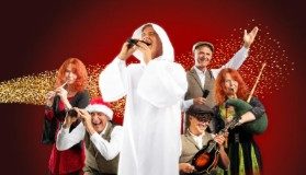 weihnachtlich verkleidete Menschen mit Instrumenten