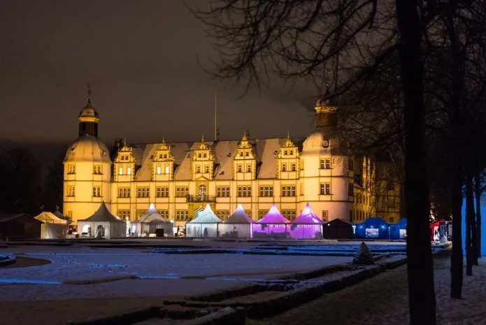 beleuchtete Zelte vor dem Schloss im Schlosspark