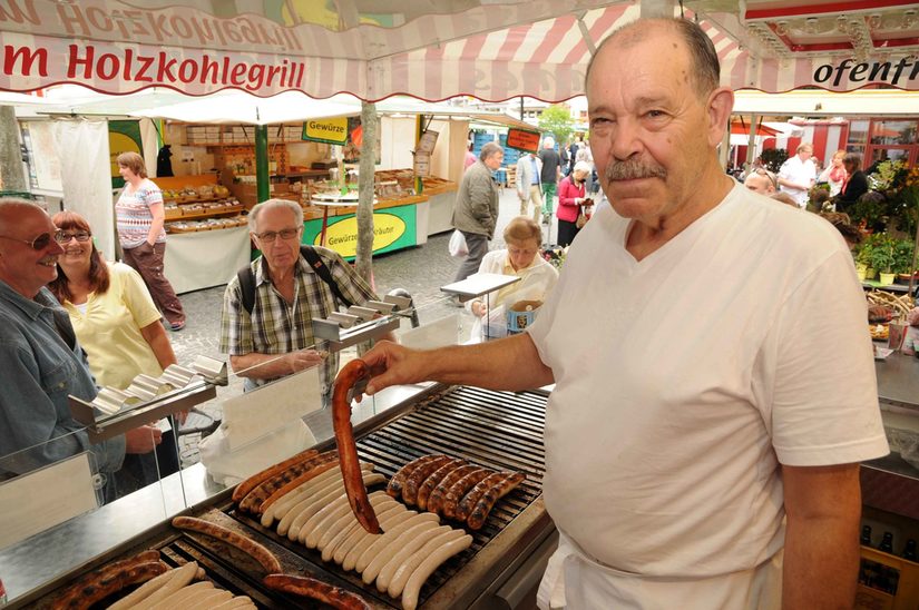 Lecker: Auf dem Paderborner Wochenmarkt schmeckt die Bratwurst