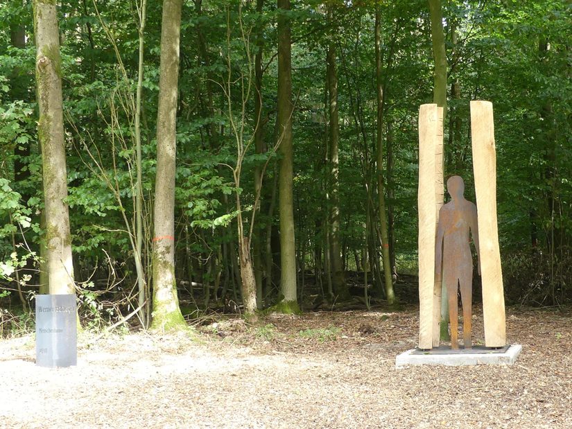 Skulptur "Menschenbaum IV" von Werner Schlegel