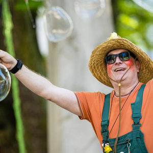 Auftritt von Gustav der schnelle Gärtner mit Riesenseifenblasen