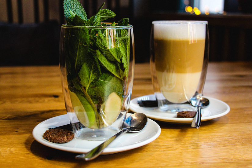 Minztee und Latte Macchiato