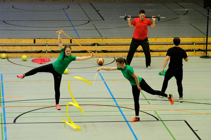Es lebe der Sport – jeder findet seinen Weg!, Choreographie: Lena Gabriel, Öczan Atmaca und die Sportstudierenden