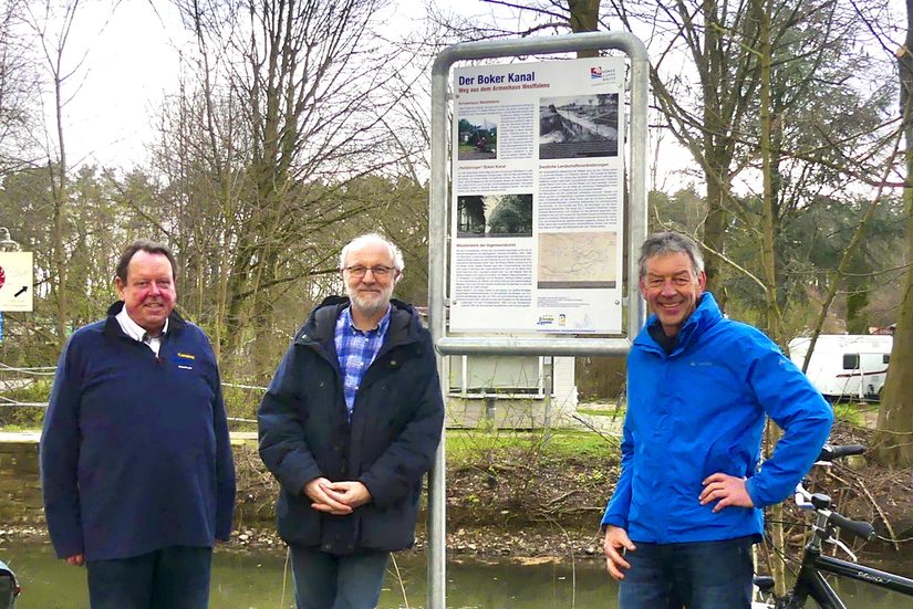 Michael Brusche (Camping Lippesee), Andreas Gaidt (Stadt- und Kreisarchiv) und Karl Heinz Schäfer (Tourist Information Paderborn) (v.l.) an der neuen Informationstafel zum Boker Kanal.
