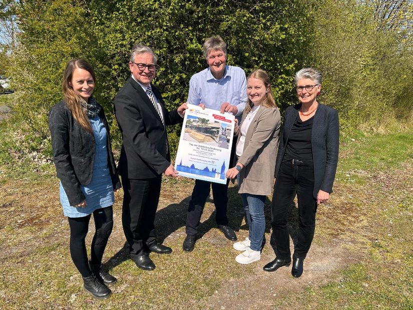 Freuen sich auf den Tag der Städtebauförderung am 10. Mai (v. l.): Indra Bradbury vom Referat für Städtebauförderung der Stadt Paderborn, Bürgermeister Michael Dreier, Eckhard Döring, Leiter des Straßen- und Brückenbauamtes der Stadt Paderborn,  Verena Koch vom Amt für Vermessung und Geoinformation der Stadt Paderborn sowie die Technische Beigeordnete Claudia Warnecke.