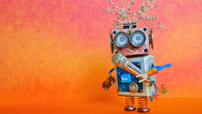 kleiner Roboter mit orangenem Bildhintergrund