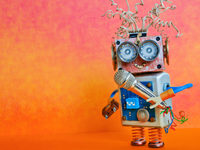 kleiner Roboter mit orangenem Bildhintergrund