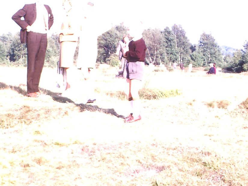 Ein verschwommenes Bild einer Familie, die auf einer Wiese steht