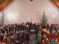Der Chor Cantare und Mitwirkende beim Adventskonzert in 2023