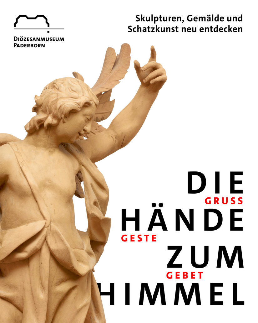 Es ist eine Ausstellungsgrafik der neuen Sammlungspräsentation im Diözesanmuseum Paderborn. Darauf zu sehen der Titel der Ausstellung sowie der Erzengel Gabriel als sandfarbene Skulptur
