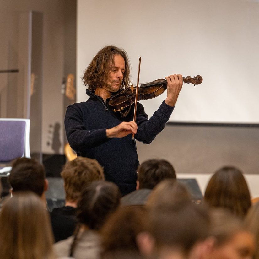 Das Bild zeigt Christian Stejskal an der Geige.