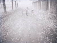 Ein schwarz-weiß Bild von laufenden, verschwommenen Kindern auf der Straße