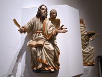 Zwei Figur aus dem Diözesanmuseum Paderborn werden gezeigt. Die Linke hält eine Feder und trägt beige-goldene Kleidung die rechte Person ist ein Kind