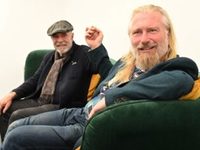 Der musikalische Knaller zum Jahresabschluss! Auf der Bühne des Amalthea Theaters rocken und grooven die ewig jungen Lothar Pohlschmidt und Andi Seifert. Beide aus Paderborn. Der eine singt, der andere spielt Gitarre. Zusammen machen sie Musik schon seit einem Vierteljahrhundert. Für das traditionell am 23. Dezember stattfindende Jahresabschlusskonzert des Amalthea Theaters haben wir die beiden einfach mal gefragt, ob sie sich vorstellen könnten, einen Tag vor Heiligabend im vermutlich brechend vollen Theater in der Jühengasse zu spielen. Sie konnten .... und haben uns mit ihrer Zusage schon lange vor Heiligabend glücklich gemacht.