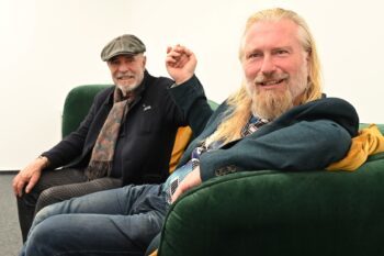 .Der musikalische Knaller zum Jahresabschluss! Auf der Bühne des Amalthea Theaters rocken und grooven die ewig jungen Lothar Pohlschmidt und Andi Seifert. Beide aus Paderborn. Der eine singt, der andere spielt Gitarre. Zusammen machen sie Musik schon seit einem Vierteljahrhundert. Für das traditionell am 23. Dezember stattfindende Jahresabschlusskonzert des Amalthea Theaters haben wir die beiden einfach mal gefragt, ob sie sich vorstellen könnten, einen Tag vor Heiligabend im vermutlich brechend vollen Theater in der Jühengasse zu spielen. Sie konnten .... und haben uns mit ihrer Zusage schon lange vor Heiligabend glücklich gemacht.