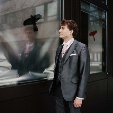 Wer den Chansonnier, Pianisten und Dichter Sebastian Kramer nicht kennt, der weiß vielleicht gar nicht, dass das gleichzeitig geht: Musik, die berührt und überrascht und Texte von eindringlicher Geschliffenheit, die ganze Romane in wenigen Minuten erzählen, eine Kleinigkeit voll Humor zum Leuchten bringen, oder uns in Abgründe des Schreckens oder der Sehnsucht reißen. Dazu eine einfühlsam filigrane Stimme, die die oft schonungslosen Scherze lapidar überspielt, um den Feinheiten nachzuspüren.  „Ein singender Pianist oder ein klavierspielender Poet, ein Liedermacher, Singer-Songwriter, ein Cantautore? Sind es Chansons, die er vorträgt oder Schlager, Lieder, vertonte Gedichte, gedichtete Vertonungen, letzte Wahrheiten oder versponnener Nonsens? Spricht er oder singt er? Der Mann lässt sich nicht in ein Genre pressen.“ (Augsburger Allgemeine)  „Krämer genießt es, seine Zuhörer an der Nase herumzuführen und sich dabei erwischen zu lassen. In seinen Liedern, Gedichten und Texten legt er falsche Fährten, er schlägt Haken vom Tiefsinn zum Wahnwitz, vom schwarzen Humor zum lichten Aphorismus, von der Philosophie zum Kalauer.“ (Gerd Blase, Allgemeine Zeitung Rhein Main)  „Sebastian Krämer ist so von der Muse geküsst, dass es schon fast unanständig ist.“ (Ingo Börchers, WDR 5)  „Ein Abend mit Sebastian Krämer" sei "wie das Lesen eines faszinierenden Buches. Man möchte nicht aufhören zu lesen respektive zu hören, wenn er von den „Hundert Schritten“ bis zu seiner Videothek singt, denn er macht das Alltägliche zu etwas Großem, erzählt die Geschichten von dem, was uns umgibt, dreht Märchen aus ihnen, denen er ihr Geheimnis lasst.“ (Kieler Nachrichten)  Auszeichnungen: Jahrespreis vom Preis der Deutschen Schallplattenkritik 2021, Bayrischer Kabarettpreis 2020, Deutscher Musikautorenpreis (Gema) 2017, Deutsch - Französischer Chansonpreis 2017