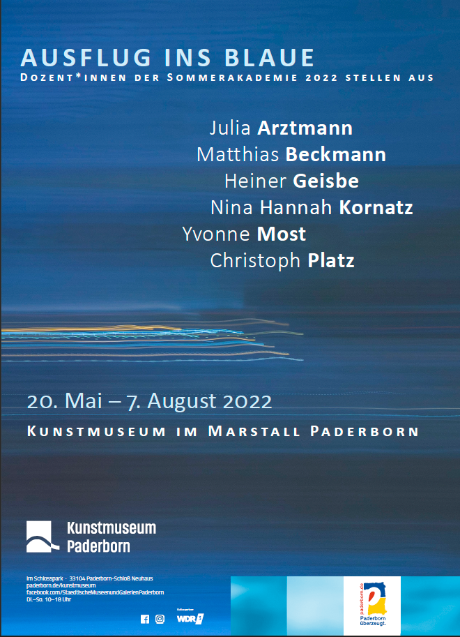 Plakat der Ausstellung mit den Eröffnungsdaten, Titel und den Namen der Künstlerinnen auf blauem Hintergrund.