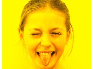 Mädchen streckt Zunge raus